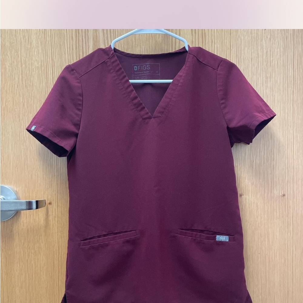 Figs Women's Casma Three-Pocket Scrub Top in Deep Burgundy.‎ XS-P - Picture 3 of 5